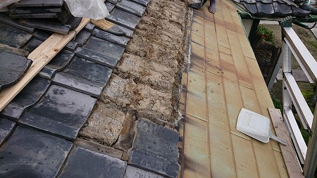 軒瓦から数段の瓦撤去